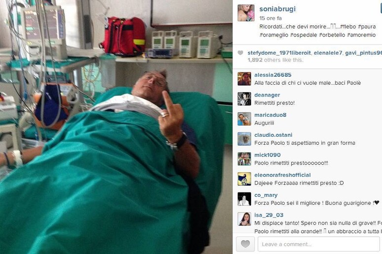 Paolo Bonolis in ospedale, foto pubblicata dalla moglie su suo profilo Instagram - RIPRODUZIONE RISERVATA