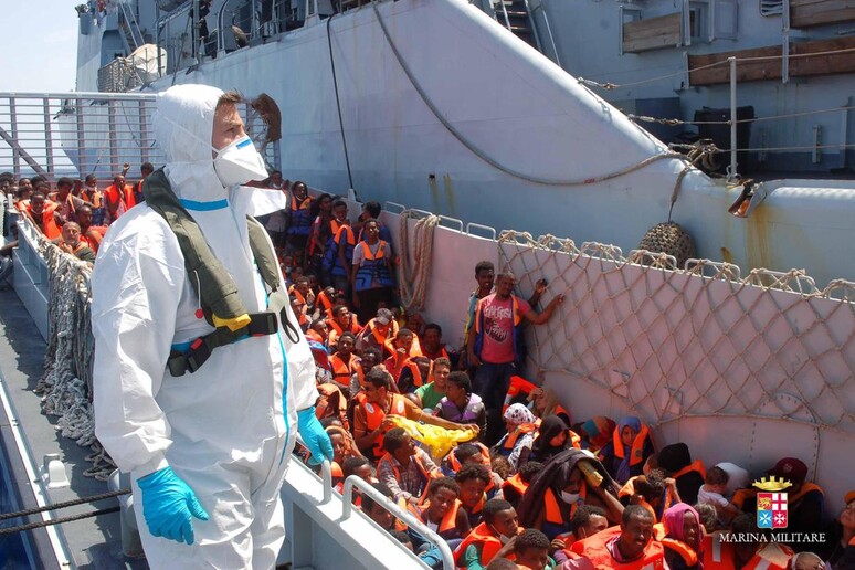 Migranti soccorsi da nave militare italiana - RIPRODUZIONE RISERVATA