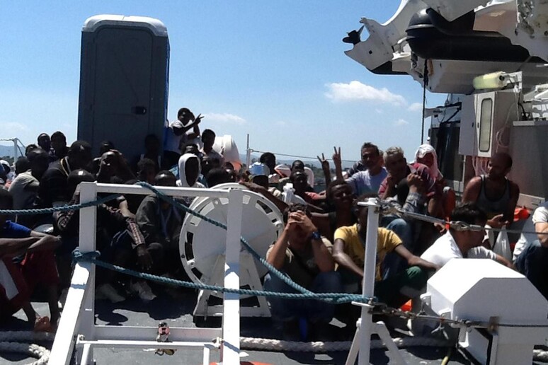 Immigrazione: altro naufragio, almeno 10 morti - RIPRODUZIONE RISERVATA