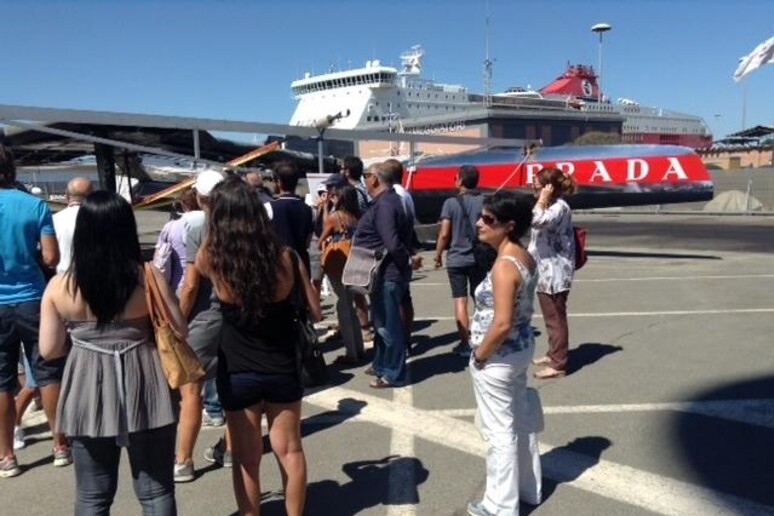 Vela: Luna Rossa mania a Cagliari, tutti in fila per vedere barche - RIPRODUZIONE RISERVATA