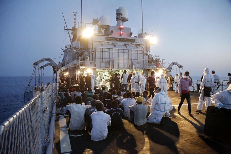 Migranti salvati nell 'ambito dell 'operazione Mare nostrum - RIPRODUZIONE RISERVATA