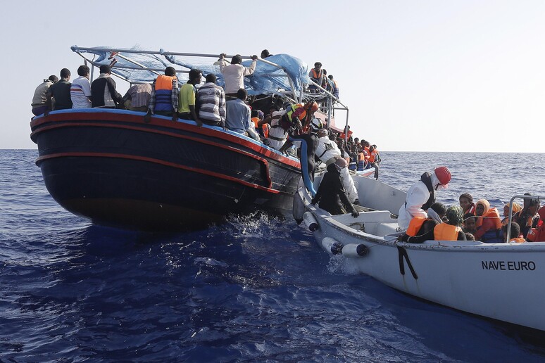 Un barcone di migranti soccorsi nel mare Mediterraneo -     RIPRODUZIONE RISERVATA