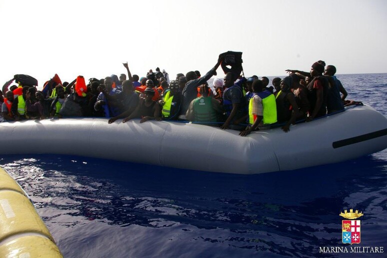 590 migranti soccorsi il 23 settembre 2014 dalla Marina militare italiana - RIPRODUZIONE RISERVATA