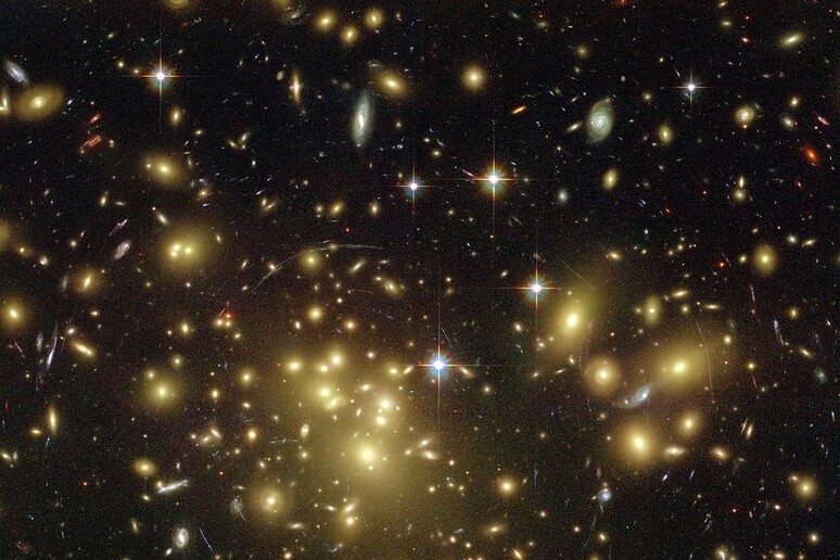 Le galassie osservate dal telescopio Hubble e utilizzate come lenti gravitazionali (fonte: NASA, Racah Institute of Physics/The Hebrew University, JHU, STScI, UCO/Lick Observatory, the ACS Science Team e ESA) - RIPRODUZIONE RISERVATA
