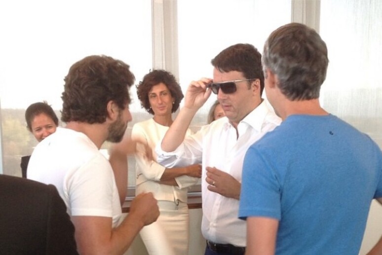 Renzi prova i Google Glass. Foto da proflo Instagram di Filippo Sensi, portavoce Renzi - RIPRODUZIONE RISERVATA