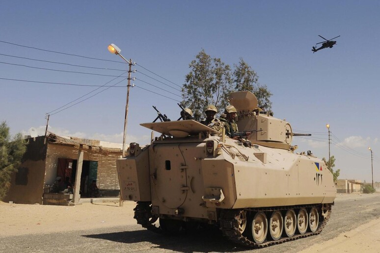 Almeno 26 militari morti in 3 attentati nel Sinai egiziano © ANSA/EPA