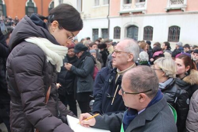 il commissario del Comune di Venezia Vittorio Zappalorto firma il libro dell 'Alliance Francaise - RIPRODUZIONE RISERVATA