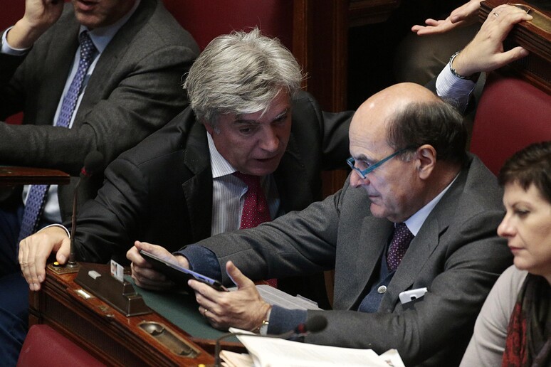 Davide Zoggia con Pier Luigi Bersani nell 'Aula della Camera - RIPRODUZIONE RISERVATA