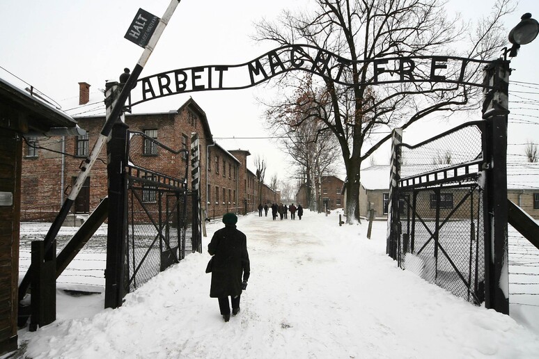 L 'ingresso del campo di concentramento  di Auschwitz - RIPRODUZIONE RISERVATA