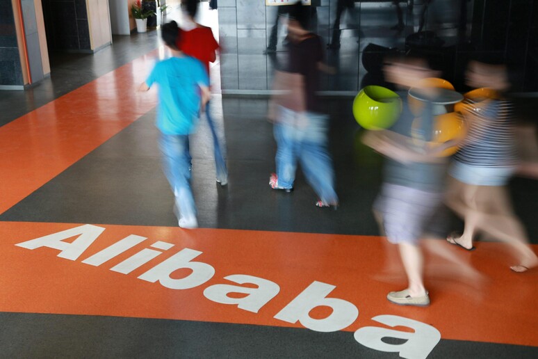 Impiegati al lavoro da Alibaba © ANSA/EPA