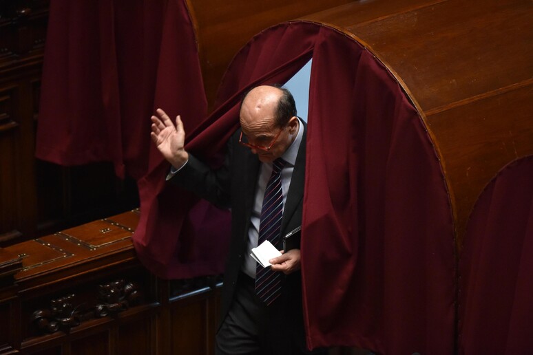 Per Luigi Bersani esce da un catafalco durante il voto per la presidenza della Repubblica (archivio) - RIPRODUZIONE RISERVATA