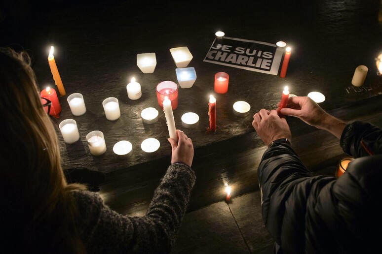 Fiaccolata per le vittime dell 'attacco al Charlie Hebdo © ANSA/EPA