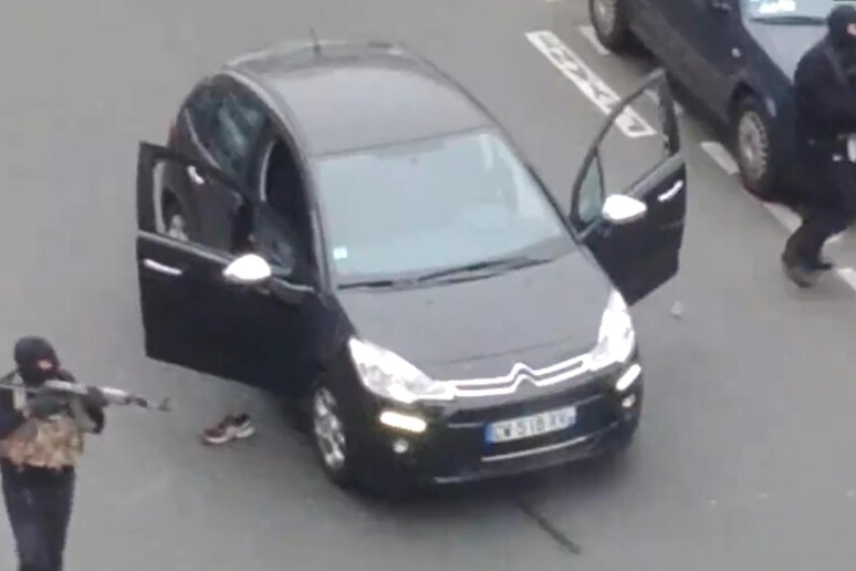 Un fermo immagine tratto dal filmato di un videoamatore postato su Youtbe mostra un momento dell 'assalto al giornale sartirico Charlie Hebdo - RIPRODUZIONE RISERVATA