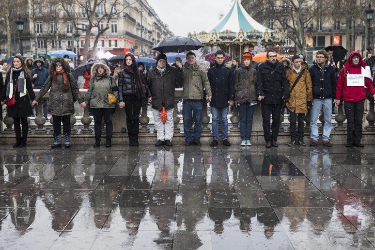 Un minuto di silenzio a Parigi per le vittime di Charlie Hebdo © ANSA/EPA