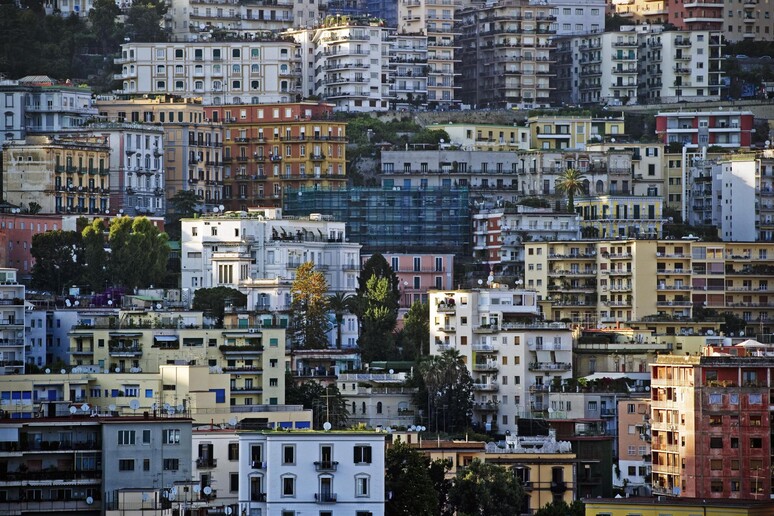 Panoramiche di edifici a Napoli (archivio) - RIPRODUZIONE RISERVATA