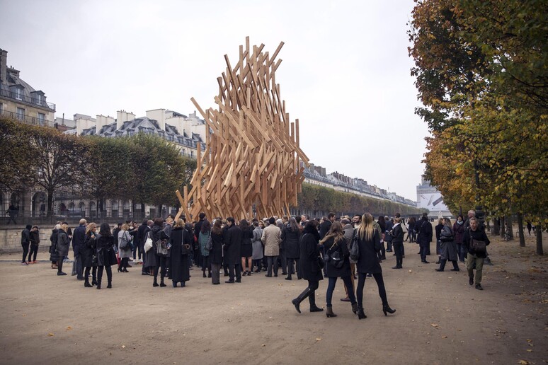 Installazione dell 'artista giapponese Kengo Kuma al Jardin des Tuileries a Parigi nell 'ambito della FIAC -     RIPRODUZIONE RISERVATA