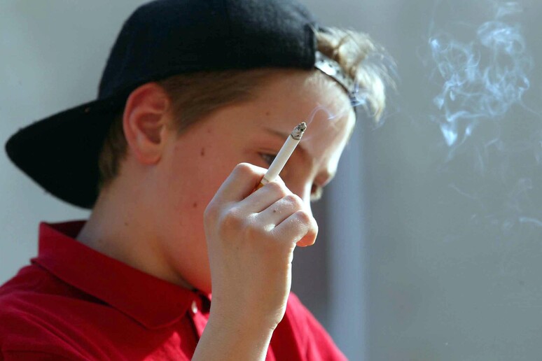 Un ragazzino con una sigaretta - RIPRODUZIONE RISERVATA