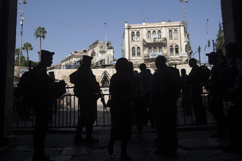 Agenti israeliani schierati alla Porta di Damasco bloccano l 'accesso alla Città vecchia di Gerusalemme -     RIPRODUZIONE RISERVATA
