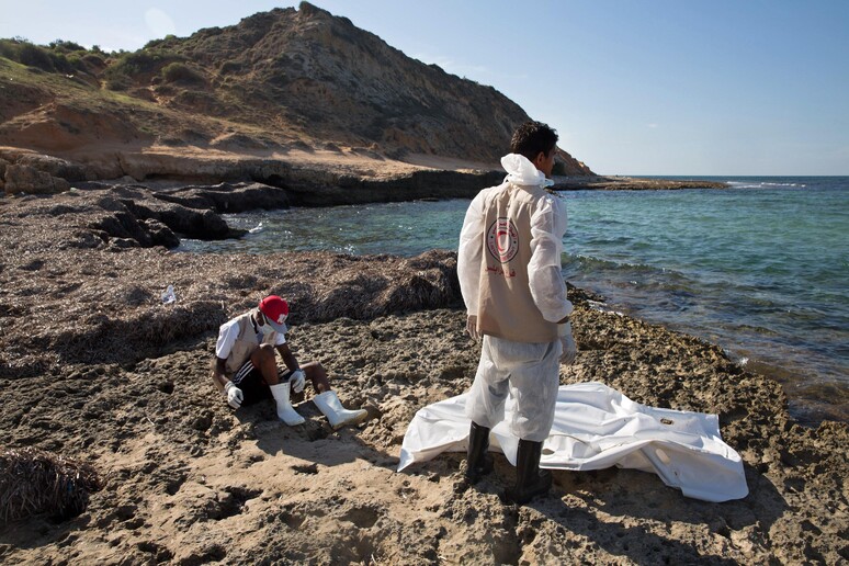 Oim, ecatombe Mediterraneo, nel 2015 gi 3.000 morti © ANSA/AP