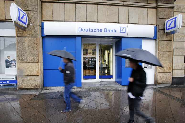 Una filiale della Deutsche Bank © ANSA/AP