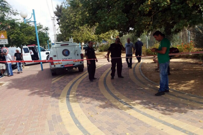 Agenti della polizia israeliana sul luogo dove quattro arabi sono stati accoltellati oggi a Dimona, nel Neghev -     RIPRODUZIONE RISERVATA