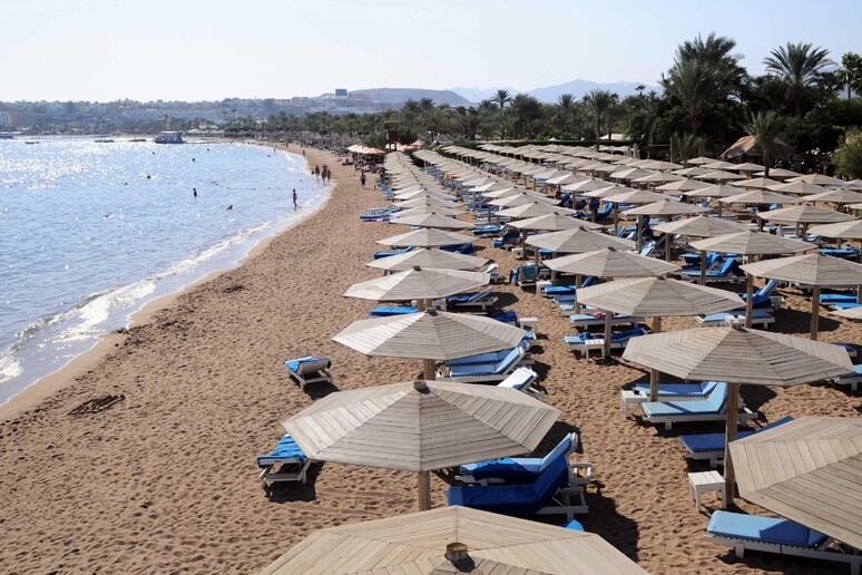 Spiaggia deserta a Sharm el-Sheikh, continua il calo degli arrivi di turisti in Egitto -     RIPRODUZIONE RISERVATA