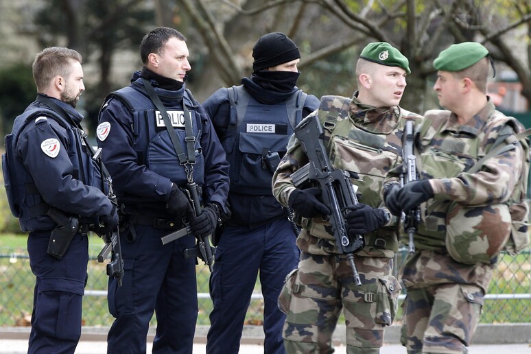 Soldati e poliziotti nei pressi della Torre Eiffel © ANSA/EPA