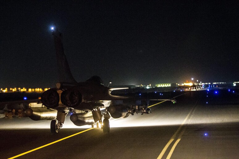 Un jet francese in partenza per bombardare Raqqa © ANSA/EPA