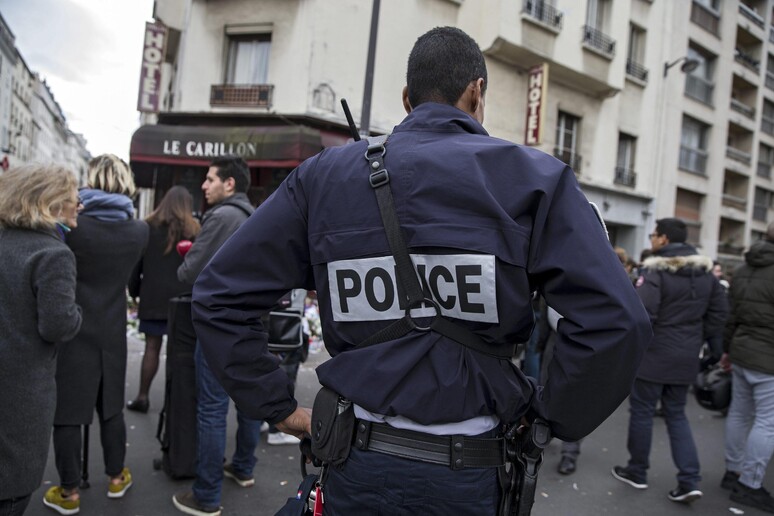 Polizia a Parigi © ANSA/EPA