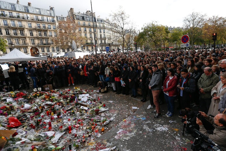 Parigi: un minuto di silenzio davanti al Bataclan © ANSA/EPA