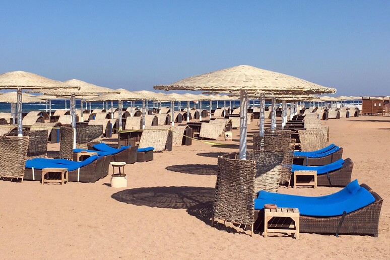 Spiagge assolate di Sharm, costeggiate dai resort a bordo mare e dal deserto verso l 'interno sono  vuote, 19 Novembre 2015 -     RIPRODUZIONE RISERVATA