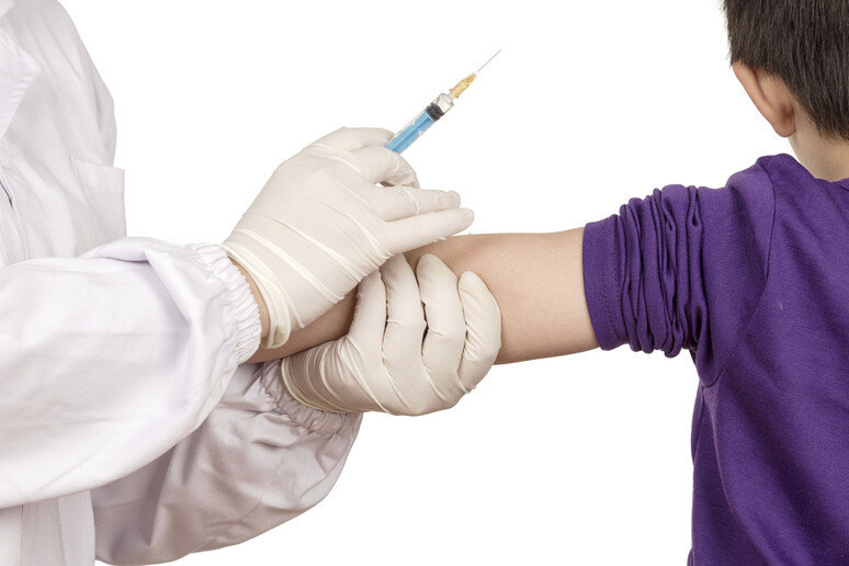 una vaccinazione contro il morbillo - RIPRODUZIONE RISERVATA