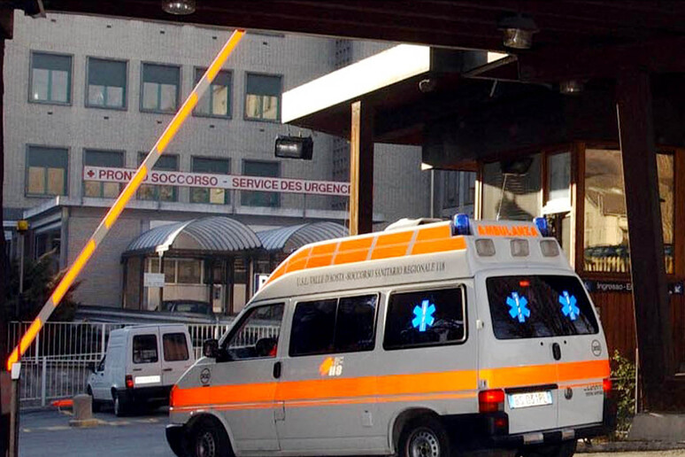 Ambulanza entra all 'ospedale di Aosta © ANSA/ANSARIS