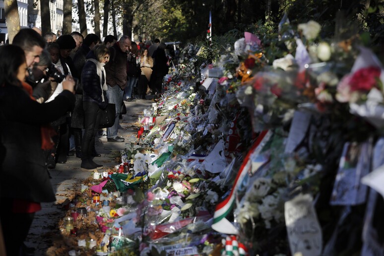 L 'omaggio davanti al Bataclan © ANSA/AP