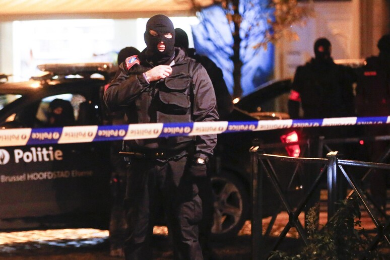 La polizia belga in un 'operazione&nbsp;a Molenbeek, Bruxelles © ANSA/EPA