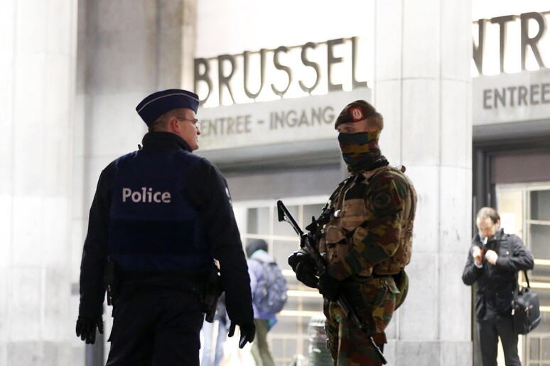 Allarme terrorismo a Bruxelles, soldati davanti alla stazione centrale © ANSA/AP