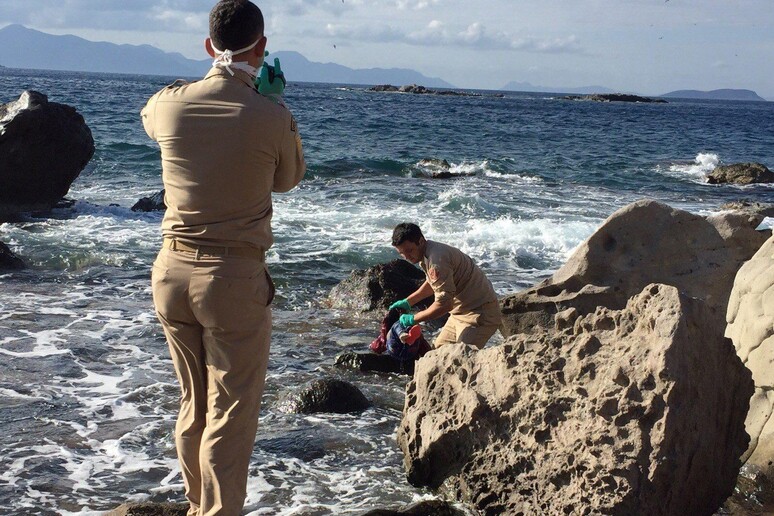 Il corpo di una bambina di 4 anni è stato ritrovato da alcuni pescatori sulla costa egea della Turchia © ANSA/EPA
