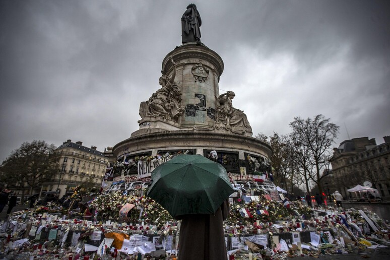 'Memoriale ' alle vittime degli attentati del 13 novembre in Place de la Republique a Parigi -     RIPRODUZIONE RISERVATA