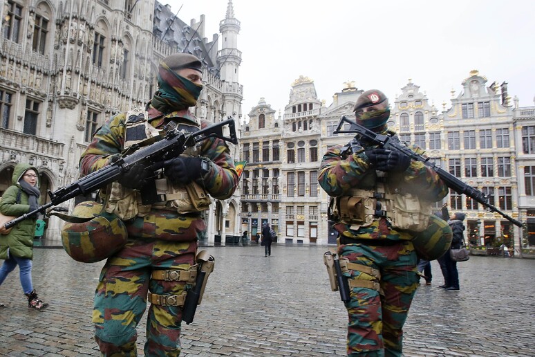 Controlli anti terrorismo a Bruxelles © ANSA/AP