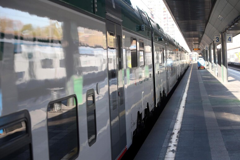 Un treno alla stazione di Milano Cadorna, archivio - RIPRODUZIONE RISERVATA