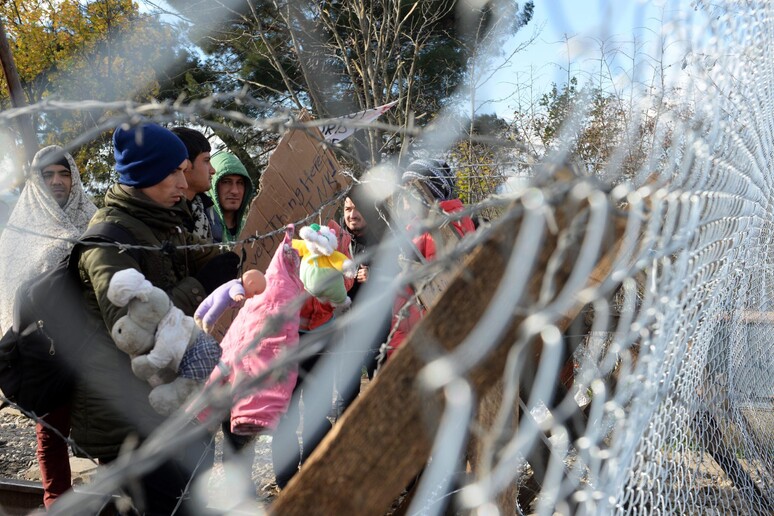 Migranti al confine tra Grecia e Macedonia © ANSA/EPA