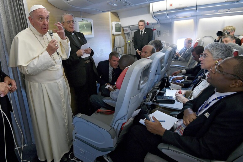 Papa Francesco in aereo al ritorno dall 'Africa © ANSA/EPA