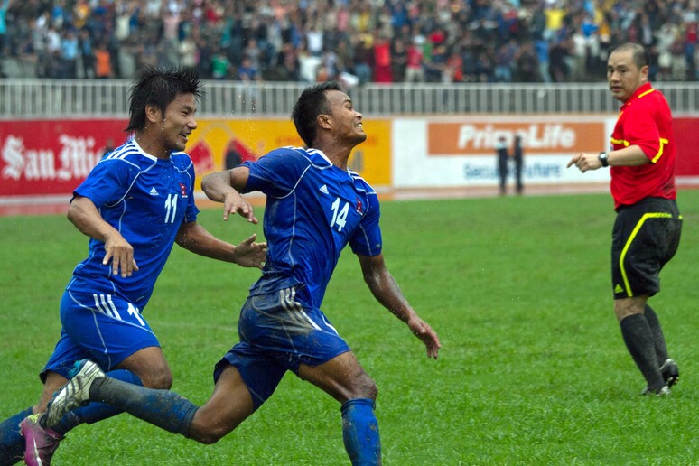 Il giocatore del Nepal Bharat Khawas (c) esulta dopo aver segnato contro la Giordania nelle qualificazioni ai Mondiali 2014 il 28 luglio 2011 - RIPRODUZIONE RISERVATA