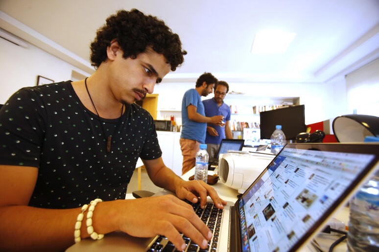 Un giovane marocchino lavora al computer © ANSA/AP