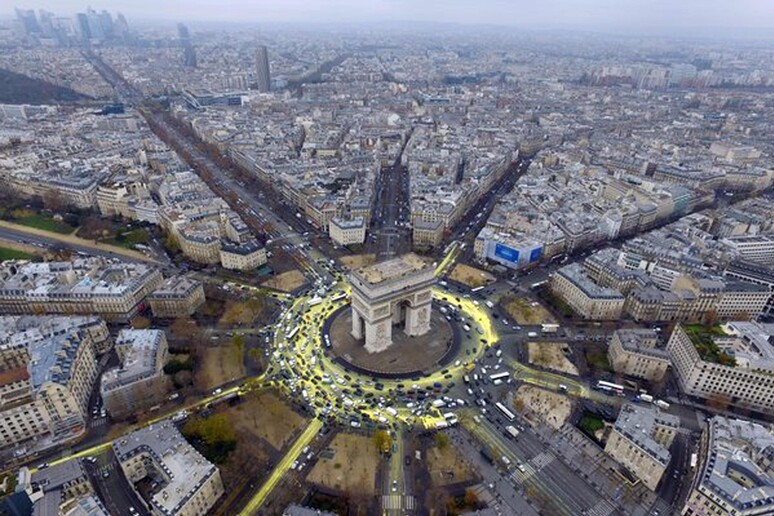 Clima: attivisti di Greenpeace scalano Arco di trionfo a Parigi - RIPRODUZIONE RISERVATA