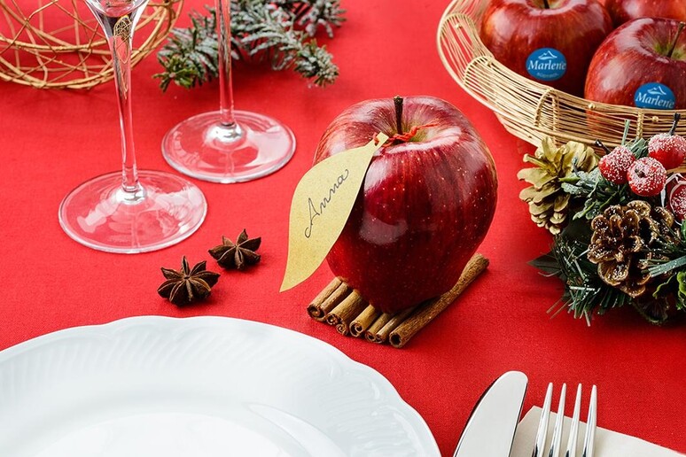 Per Natale un segnaposto a tavola con le mele - RIPRODUZIONE RISERVATA