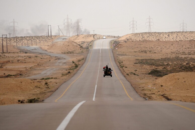Una strada nella regione attorno ad Ajdabiya, in Libia, ricca di pozzi di petrolio -     RIPRODUZIONE RISERVATA