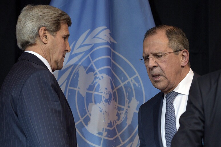 Il segretario di stato Usa John Kerry (s) e il ministro degli Esteri russo Serghiei Lavrov (R) -     RIPRODUZIONE RISERVATA