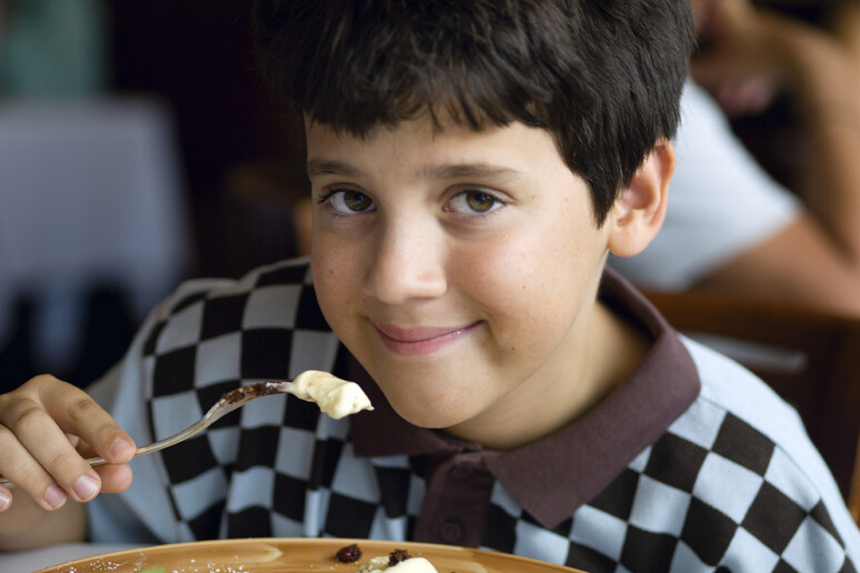 Se bambini mangiano piano non ingrassano, sentono sazietà - RIPRODUZIONE RISERVATA