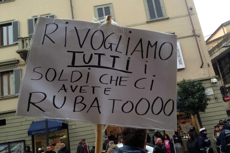 Foto di archivio, la protesta dei risparmiatori davanti alla sede di Banca Etruria ad Arezzo, 28 dicembre 2015 - RIPRODUZIONE RISERVATA